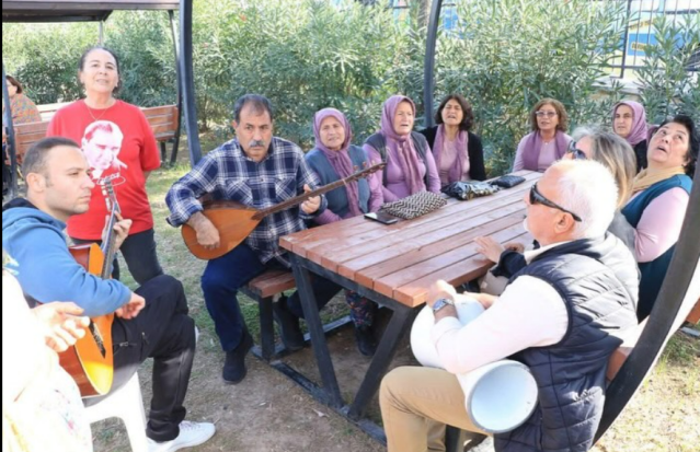 Tarihi Mirasa Yakın Bakış
konya Büyükşehir Belediyesi’nin bu anlamlı organizasyonu, Çukurbağ sakinlerine sadece kültürel bir gezi imkanı sunmakla kalmadı, aynı zamanda bölgenin tarihi ve kültürel mirasını yakından tanıma fırsatı da verdi. Katılımcılar, hem Gazi Mustafa Kemal Atatürk’ün kişisel yaşamına dair izleri taşıyan mekanları görme, hem de korolarının seslendirdiği eserlerle bu anıyı müzikle yaşatma şansı buldu.