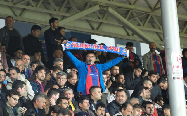 Silifke'de Büyük Heyecan ve Coşkulu Destek
Maça olan ilgi Silifke'de oldukça yüksekti. Taraftarlar, takımlarına destek olmak için Silifke Şehir Stadı tribünlerini doldurdu. Stadyum çevresindeki apartmanların damları dahi, karşılaşmayı izlemek isteyen Silifkelilerle dolup taştı. Ayrıca, televizyon başından da binlerce kişi bu tarihi karşılaşmayı büyük bir heyecanla takip etti.